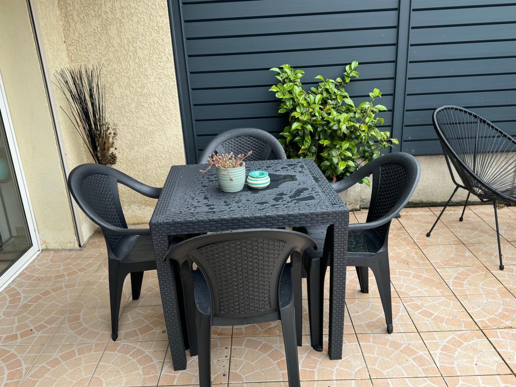 Au Calme Dans Maison En Rez De Jardin A 2,2 Kms Du Groupama Stadium Et Salle Ldlc Arena Meyzieu Bagian luar foto